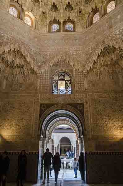 Granada 066 - La Alhambra - palacios Nazaries - Sala de Dos Hermanas.jpg